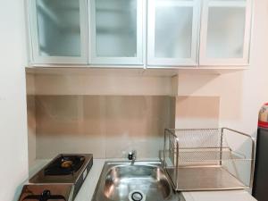 Cozy and High Floor Studio Room at Vida View Makassar Apartment By Travelio