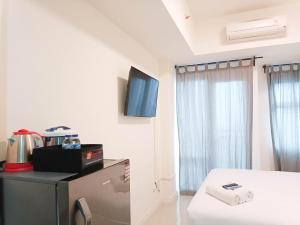 Cozy and High Floor Studio Room at Vida View Makassar Apartment By Travelio