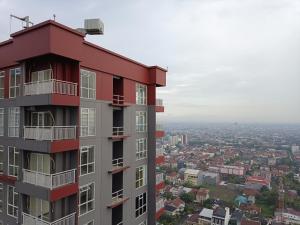 Cozy and High Floor Studio Room at Vida View Makassar Apartment By Travelio