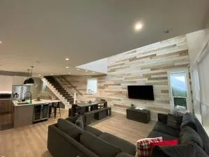 Premium Chalet w Hot Tub, Steam Shower, GENERATOR, 6BR 4BA Ski in Ski out - Hemlock Valley