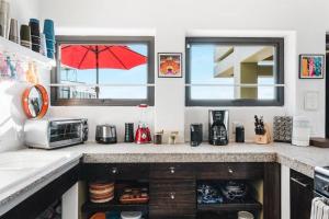 Stunning Ocean Views 2 Pools 10 min walk to beach