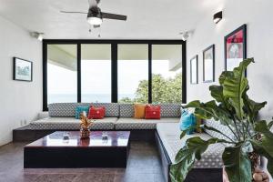 Stunning Ocean Views 2 Pools 10 min walk to beach