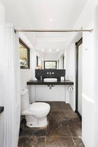 Stunning Ocean Views 2 Pools 10 min walk to beach