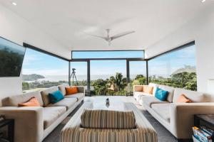 Stunning Ocean Views 2 Pools 10 min walk to beach