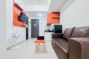 Warm and Minimalist 2BR at Serpong Garden Apartment By Travelio
