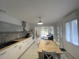 Maisons de vacances Maison renovee avec cuisine equipee a La Roche-Posay - FR-1-541-148 : photos des chambres
