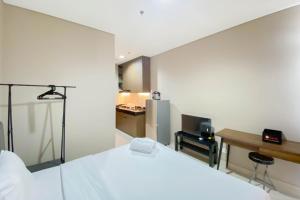 Cozy and Minimalist Studio Room Ciputra International Apartment By Travelio