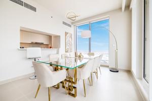 Modern Home on 33rd Floor in Dubai Creek