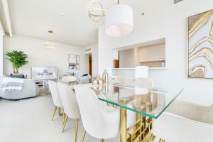 Modern Home on 33rd Floor in Dubai Creek