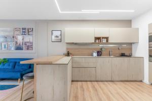 -Free Pool and Parking- Garda House Apartments