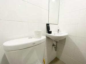 Homey and Modern Studio The Alton Apartment By Travelio