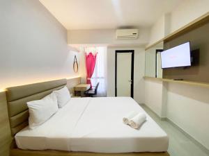 Homey and Modern Studio The Alton Apartment By Travelio