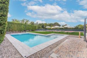 -Free Pool and Parking- Garda House Apartments