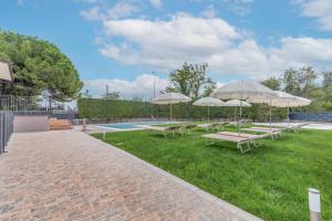 -Free Pool and Parking- Garda House Apartments