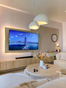 Luxury 1BR - Pool, Gym, Marine View, 24th Floor