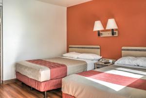 Double Room - Disability Access - Roll In Shower room in Motel 6-Mojave CA