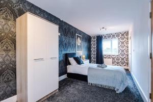 Sleeps 7, Games Room, Perfect For Groups, Driveway, Smart TV, Available For Long Stays