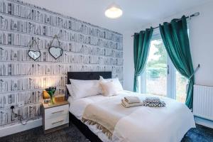 Sleeps 7, Games Room, Perfect For Groups, Driveway, Smart TV, Available For Long Stays