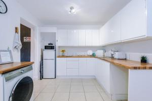 Sleeps 7, Games Room, Perfect For Groups, Driveway, Smart TV, Available For Long Stays