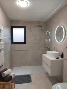 Terre de Crussol - Gite 3 étoiles en Ardèche, avec piscine et clim, 2-4 personnes