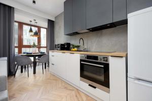 Tasteful Apartment with Parking by Noclegi Renters