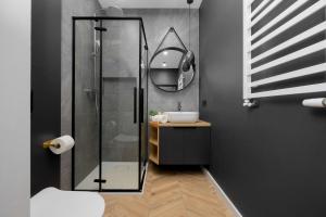 Tasteful Apartment with Parking by Noclegi Renters