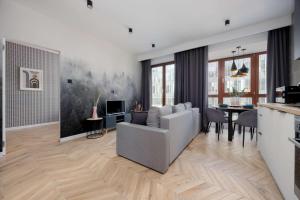 Tasteful Apartment with Parking by Noclegi Renters