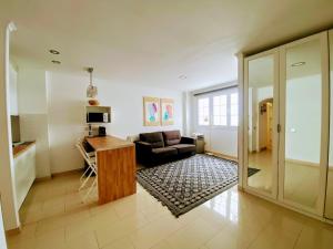 Alfredo L Jones Atico