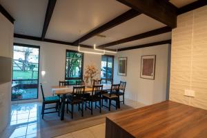 Spacious 5 bedroom Country Home