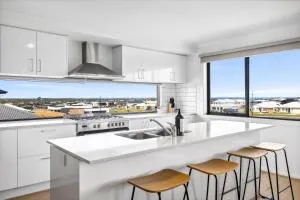 Spacious family home with pool and ocean views - Mount Duneed