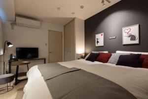 USJまで電車で20分 なんばまで2駅 京セラドーム大阪まで1駅 海遊館まで5駅 大阪城まで5駅 最寄駅徒歩2分 無料WiFi 広さ26平米 フルキッチン完備 Mackeys House!