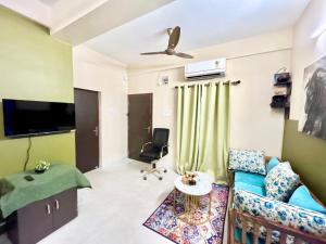 Cozy 2BHK Apt near Ruby Hospital & EM Bypass