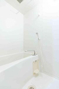 USJまで電車で20分 なんばまで2駅 京セラドーム大阪まで1駅 海遊館まで5駅 大阪城まで5駅 最寄駅徒歩2分 無料WiFi 広さ26平米 フルキッチン完備 Mackeys House!