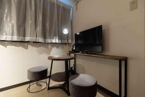 USJまで電車で20分 なんばまで2駅 京セラドーム大阪まで1駅 海遊館まで5駅 大阪城まで5駅 最寄駅徒歩2分 無料WiFi 広さ26平米 フルキッチン完備 Mackeys House!