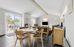 4 Bedroom Cozy Home In Ålbæk