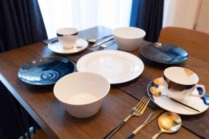 USJまで電車で20分 なんばまで2駅 京セラドーム大阪まで1駅 海遊館まで5駅 大阪城まで5駅 最寄駅徒歩2分 無料WiFi 広さ26平米 フルキッチン完備 Mackeys House!