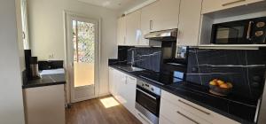 Cannes, Sea View, Beach Access, 3-Bedroom Apartment, 100 m2, 3 Bathrooms, Sleeps 6, 100 meters from Beach