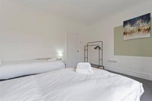 4 Bedroom House in Central Location with Free Parking, Self-Check-In, Fast WiFi & Smart TV with Netflix by Yoko Property