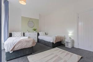 4 Bedroom House in Central Location with Free Parking, Self-Check-In, Fast WiFi & Smart TV with Netflix by Yoko Property