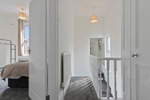 4 Bedroom House in Central Location with Free Parking, Self-Check-In, Fast WiFi & Smart TV with Netflix by Yoko Property
