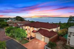 Waterfront Entire Luxury House with Bay View and Pool - Victoria Point