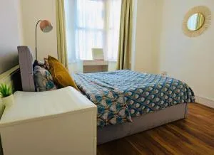 Two bedroom flat near transport & shops - Newham