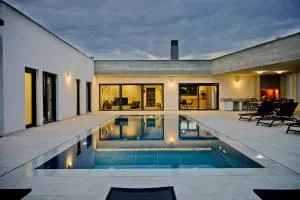 Villa Bateli for 8 people in Central Istria with children playground, jacuzzi and salt-water private pool - Želiski