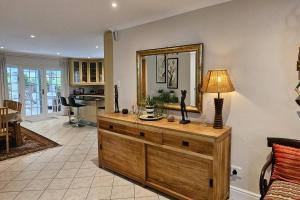 Large 3 x Bedroom Garden Oasis!