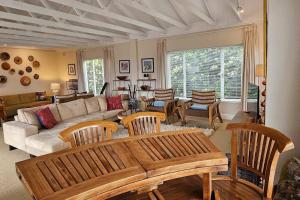 Large 3 x Bedroom Garden Oasis!