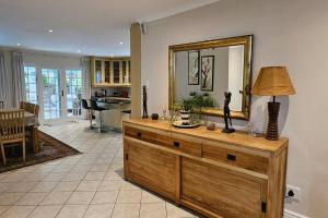 Large 3 x Bedroom Garden Oasis!