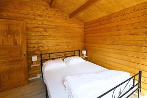 Maisons de vacances Le Chalet des Vignes - chalet 5p avec piscine : photos des chambres