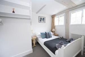 Cosy cottage central Canterbury with free parking