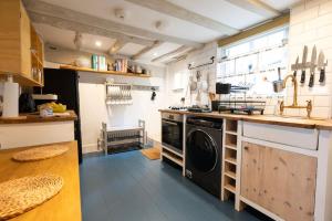 Cosy cottage central Canterbury with free parking