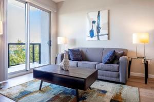 Modern Apt with Luxury Amenities